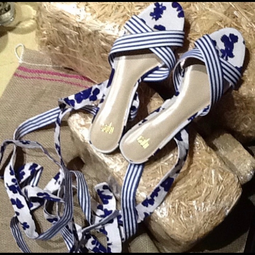 NWOT Cabi Leg Wrap Sandals - Picture 2 of 2
